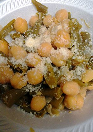A picture of Chickpeas and green beans.