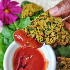 A picture of Palak vadi/Spinach fritters.