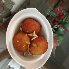 A picture of Gulab jamun.