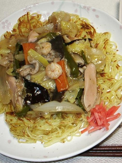 A picture of Crispy Yakisoba Noodles with Thick Chinese Style An Sauce.