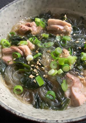 A picture of Chicken & Wakame Harusame Soup.