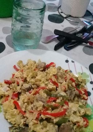Una foto de Wok de pollo y verduras