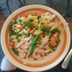 A picture of Chicken Alfredo with Veggies.