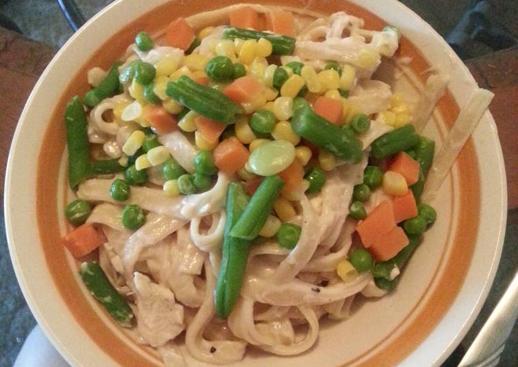 Simple Way to Prepare Ultimate Chicken Alfredo with Veggies