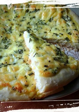 Фото Пицца с сыром и зеленью.
