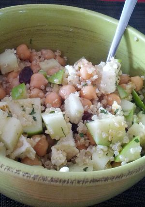 A picture of Quinoa salad with chickpeas and apples.