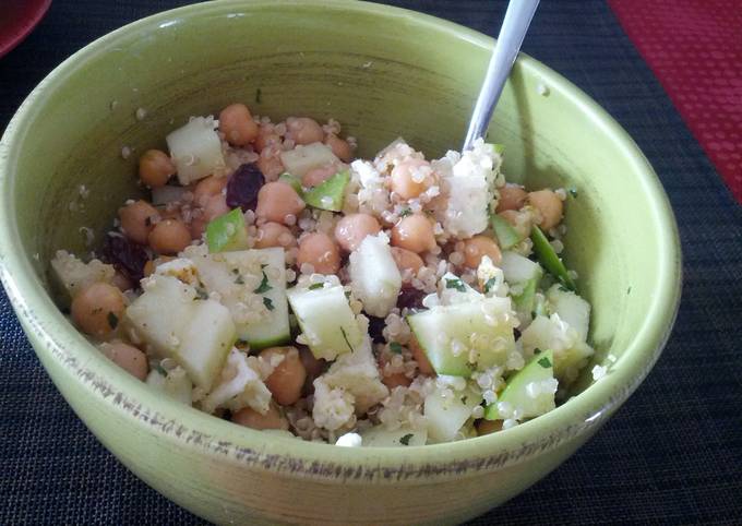 Quinoa salad with chickpeas and apples