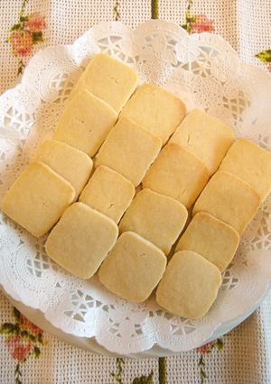 A picture of Crisp Condensed Milk Cookies.