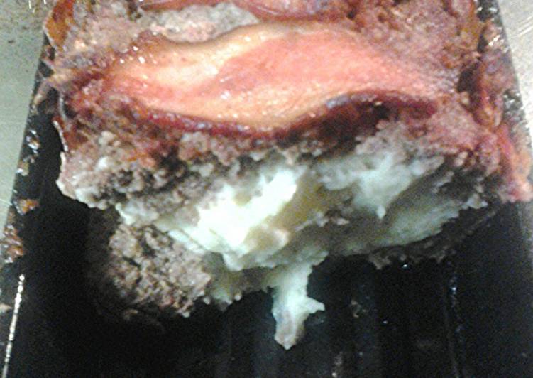 How to Prepare Appetizing Bacon wrapped meatloaf, stuffed with garlicky mashed potatoes