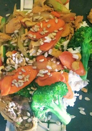 Una foto de Stir fry de vegetales y pollo