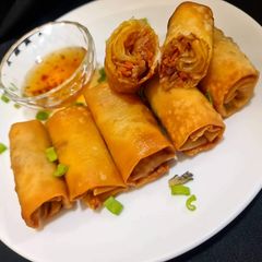 A picture of Crispy Veg Spring Rolls & Spring roll wrapper.