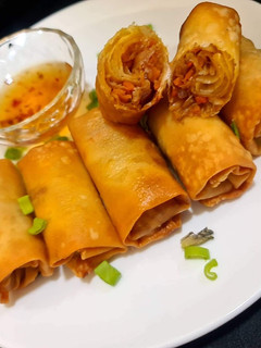 A picture of Crispy Veg Spring Rolls & Spring roll wrapper.