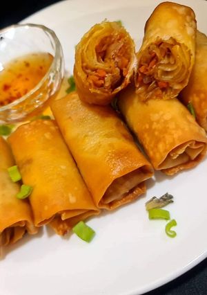 A picture of Crispy Veg Spring Rolls & Spring roll wrapper.