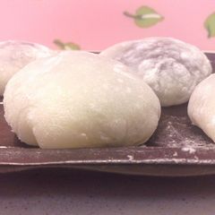 A picture of Daifuku (Mochi Dumplings) with Tsubu-an-Like Canned Kidney Beans.