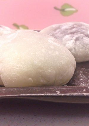 A picture of Daifuku (Mochi Dumplings) with Tsubu-an-Like Canned Kidney Beans.