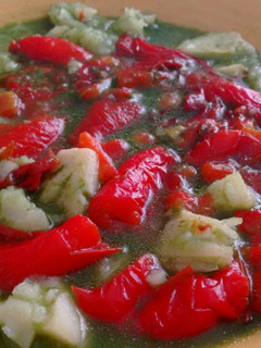 Una foto de Crema de espinaca con pimiento y patata asada al horno con Agua de Mar
