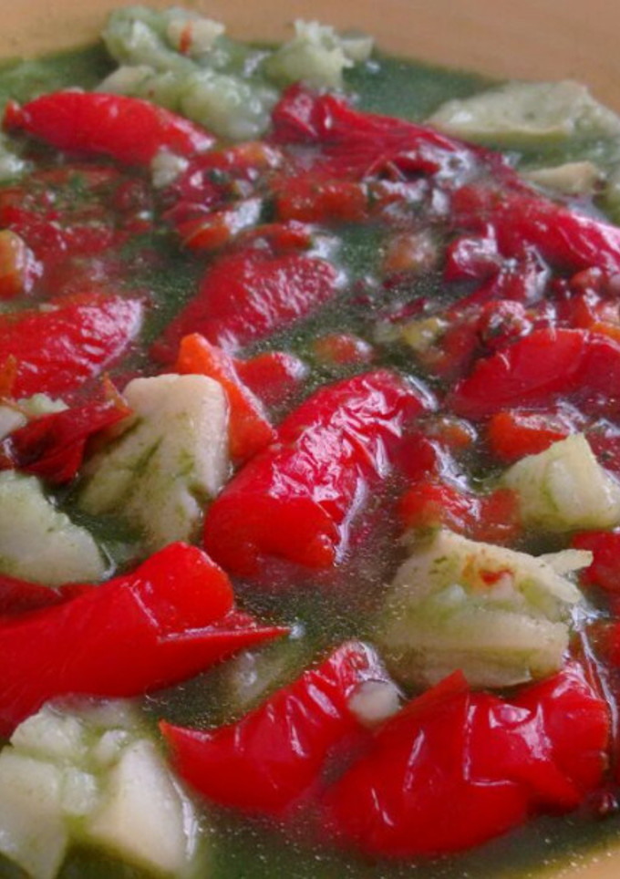Una foto de Crema de espinaca con pimiento y patata asada al horno con Agua de Mar