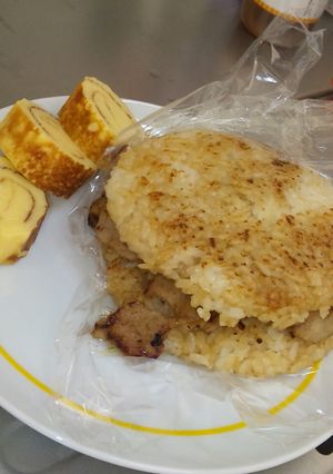 A picture of Yakiniku Rice Burger.