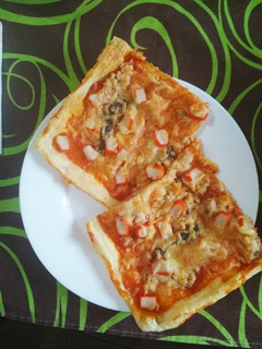 Una foto de Pizza marinera en masa de hojaldre