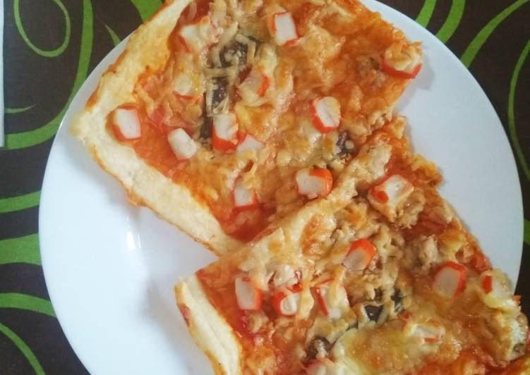 Pizza marinera en masa de hojaldre