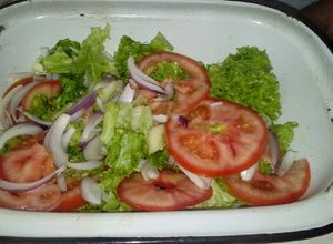 Una foto de Ensaladita muy fresquita para estas calores.🍅😋