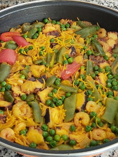 Una foto de Fideuá con pulpo, gambas y verduras al horno