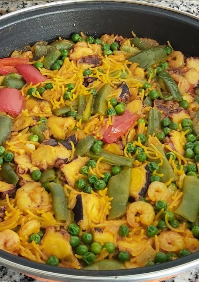 Una foto de Fideuá con pulpo, gambas y verduras al horno