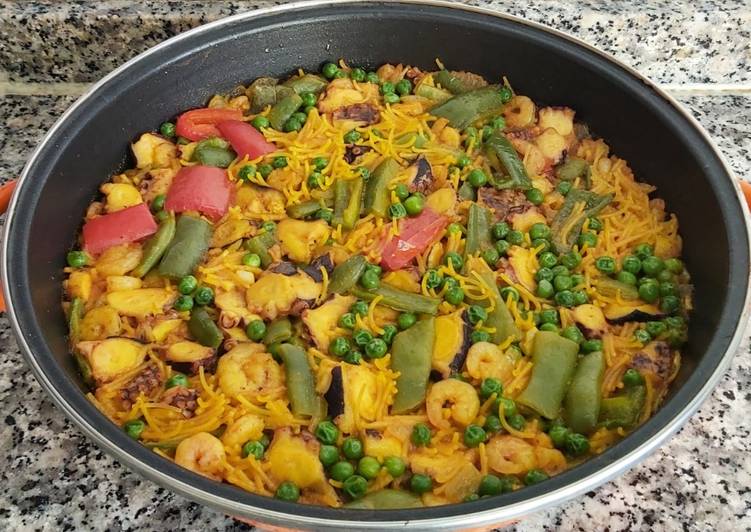Fideuá con pulpo, gambas y verduras al horno