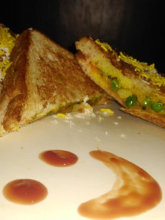आलू मटर चटपटी तवा मसाला सैंडविच (Aloo Matar chatpati tawa masala sandwich recipe in hindi) रेसिपी मुख्य फोटो