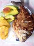 Cachama frita con arroz ensalada y tostones