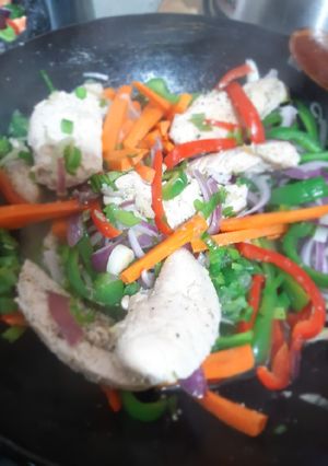 Una foto de Filetillos de pollo con verduras y puré de coliflor
