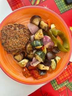 Una foto de Hamburguesa de lentejas con verduras asadas
