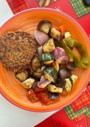 Una foto de Hamburguesa de lentejas con verduras asadas