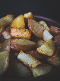 Una foto de Papas rústicas al romero