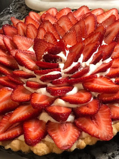 Una foto de Tarta de Frutillas dulce de leche y crema