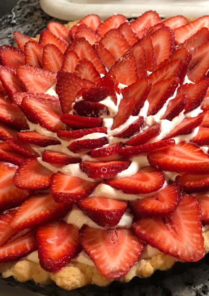 Una foto de Tarta de Frutillas dulce de leche y crema