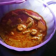 A picture of Raw mango prawns curry.