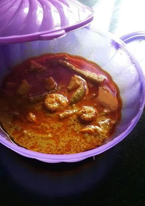 A picture of Raw mango prawns curry.