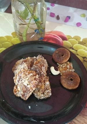 ખજૂર ગુંદપાક (Khajoor Gound Paak Recipe In Gujarati) રેસીપી મુખ્ય ફોટો
