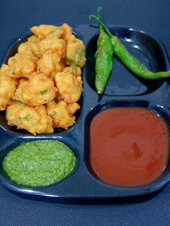 ડુંગળી - મરચાં ના ભજીયા (Dungri Marcha Bhajiya Recipe In Gujarati) રેસીપી મુખ્ય ફોટો