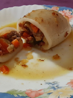 Una foto de Calamares rellenos de butifarra, bacon y verduras