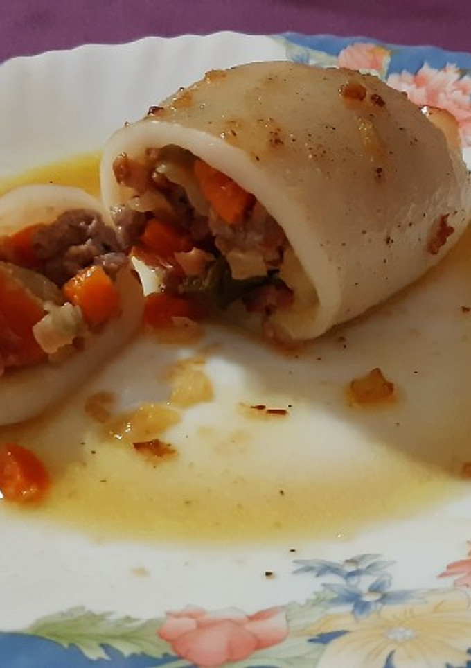 Una foto de Calamares rellenos de butifarra, bacon y verduras