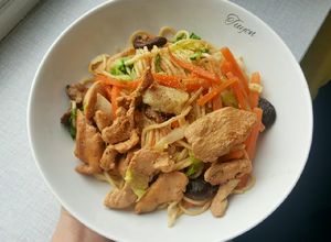 Hình của món Mì xào với ức gà.