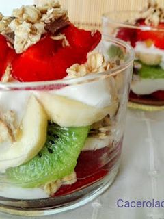 Una foto de Vasitos de yogur con frutas