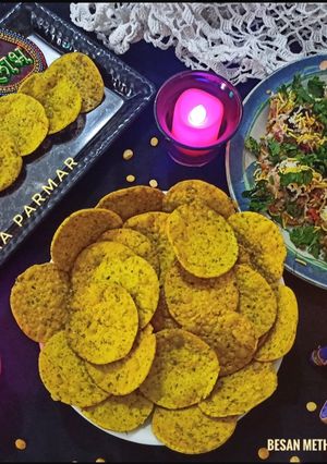 A picture of Besan Methi Puri with Puri Chaat.