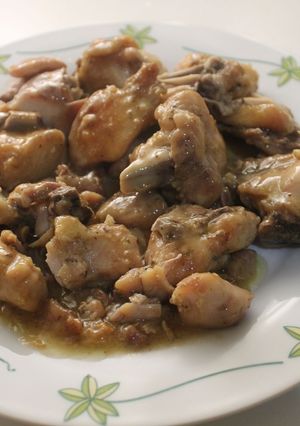 Una foto de Pollo al ajillo