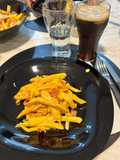 Papas fritas con cheddar y jamón