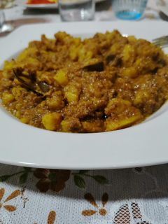 Una foto de Higadito de pollo con patatas con salsa de cacahuetes