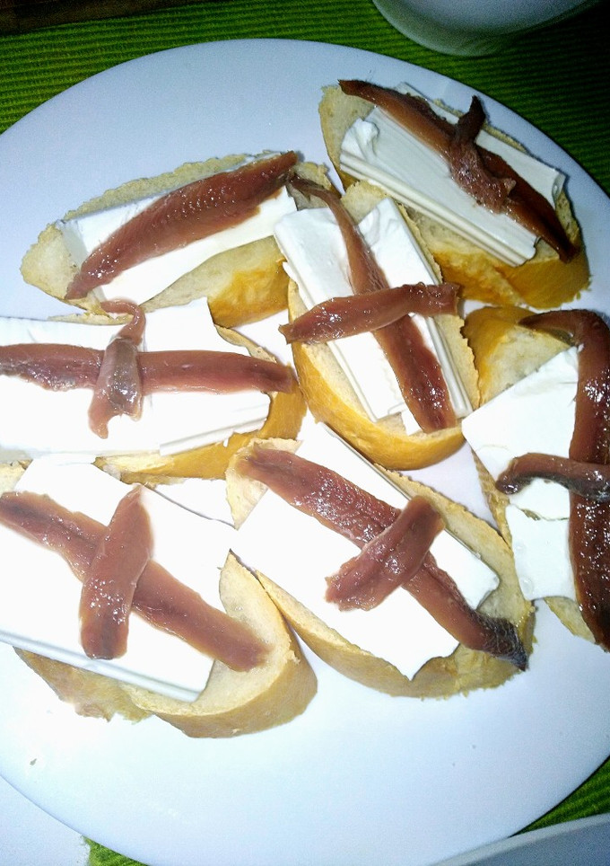 Una foto de Montadito Anchoas y queso fresco