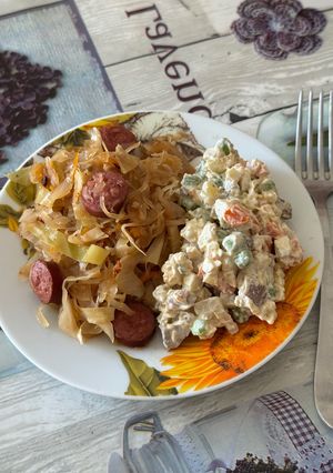 Фото Тушкована капуста (свіжа+квашена) з ковбасками.